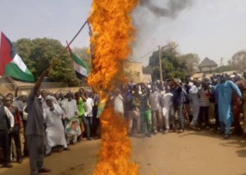 Drama As Shi’ites Set US, Israel Flags On Fire In Abuja During Fresh Protest