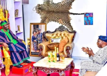 Olusegun Obasanjo at Alaafin Palace.webp